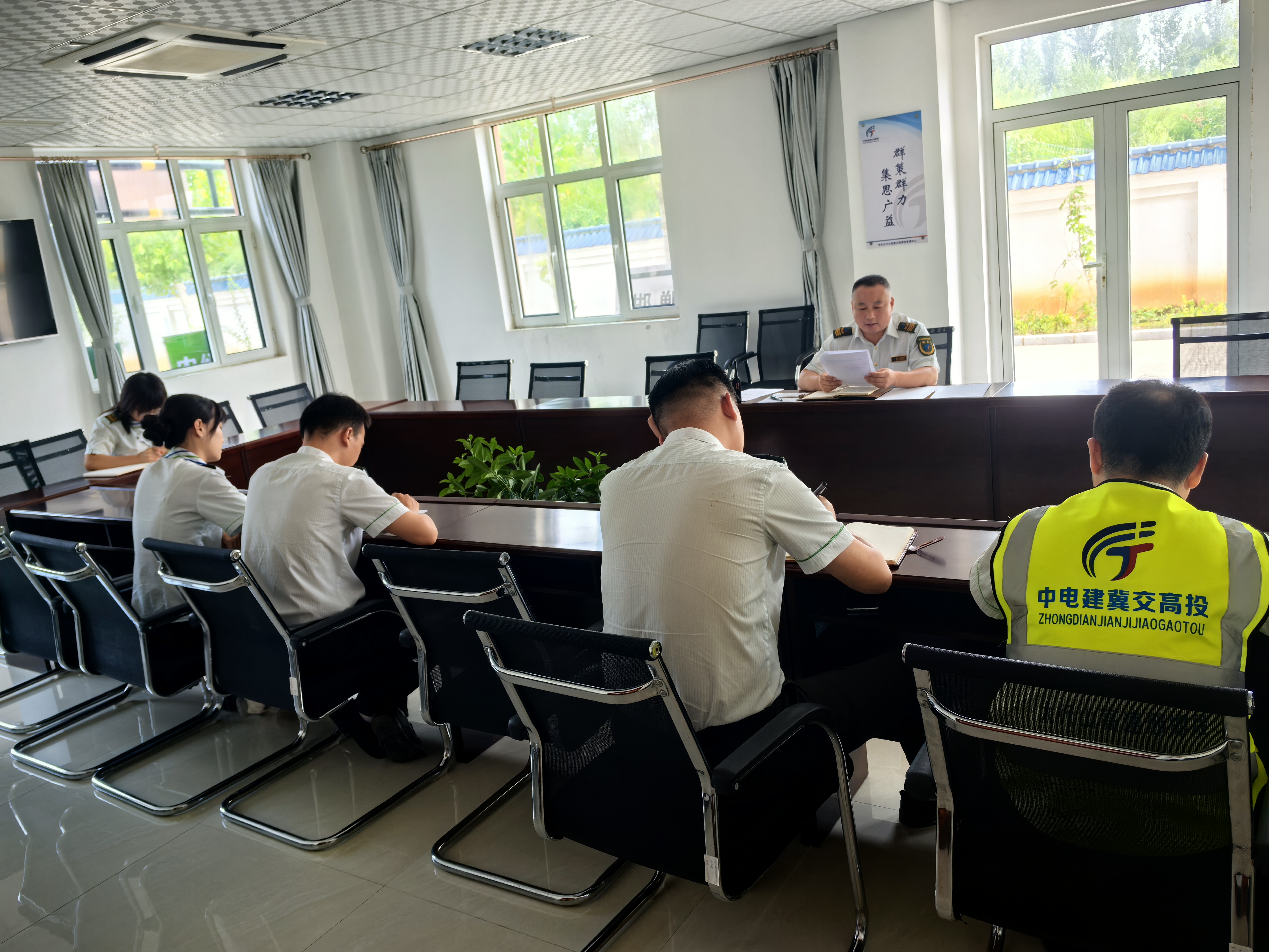 8.15聚焦安全生产!内丘北收费站召开专题工作会议.jpg 8.15聚焦安全生产!内丘北收费站召开专题工作会议.jpg